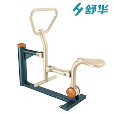 必一运动 公园健身翻单杠：改变身体形态，提升自信力！
